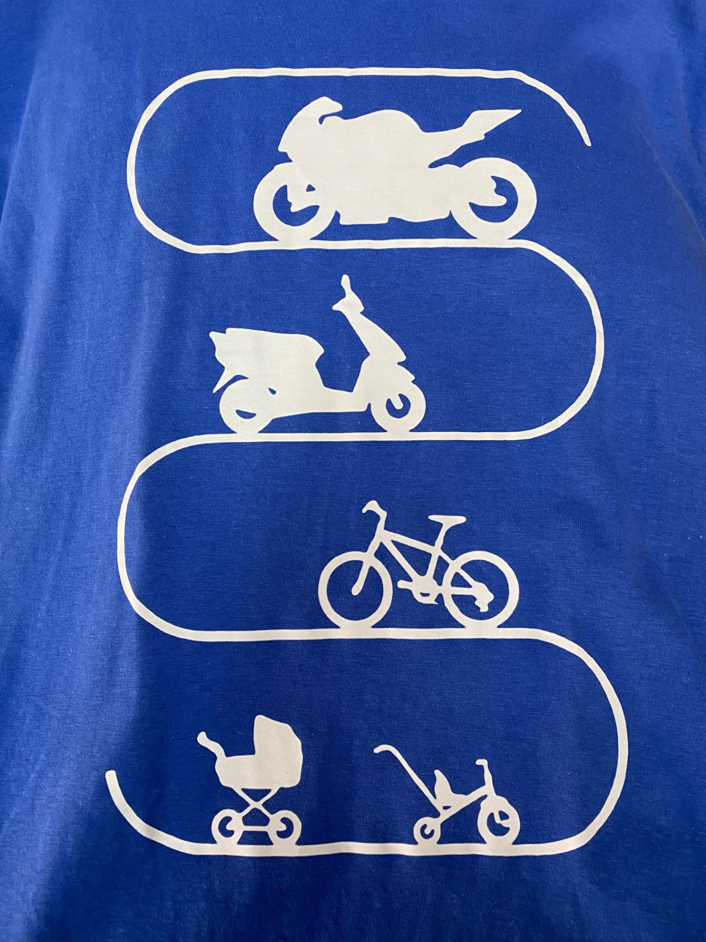 detalle-camiseta-azul-evolucion Detalle camiseta azul evolución