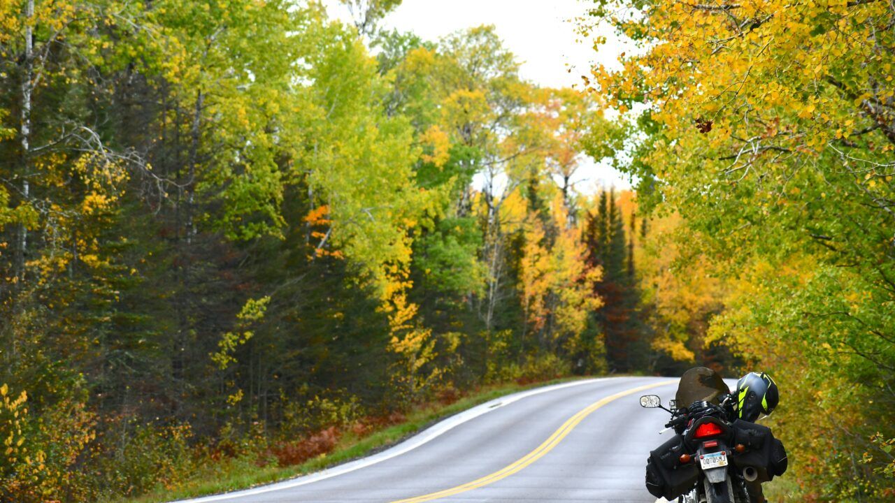 conducir moto en otoño